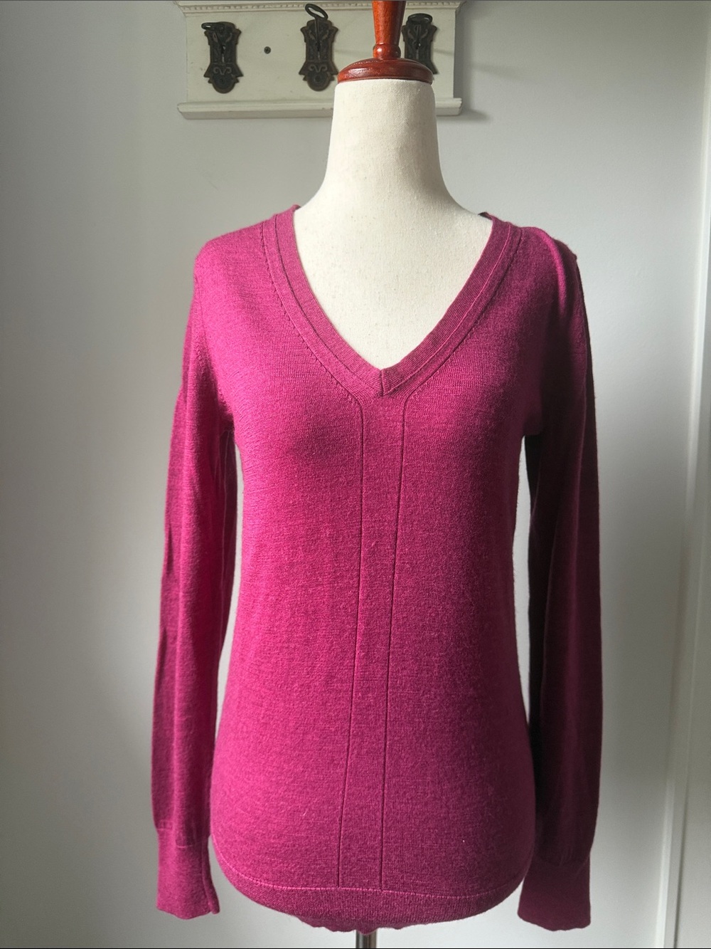 Banana Republic Fuchsia V-Neck Sweater Meino  Classic Berry Tart Small